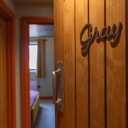 Gray - 2 Bedroom Luxury By Mint *