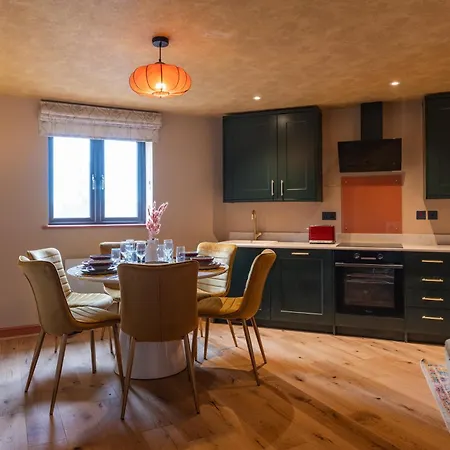 Gray - 2 Bedroom Luxury By Mint Apartman *